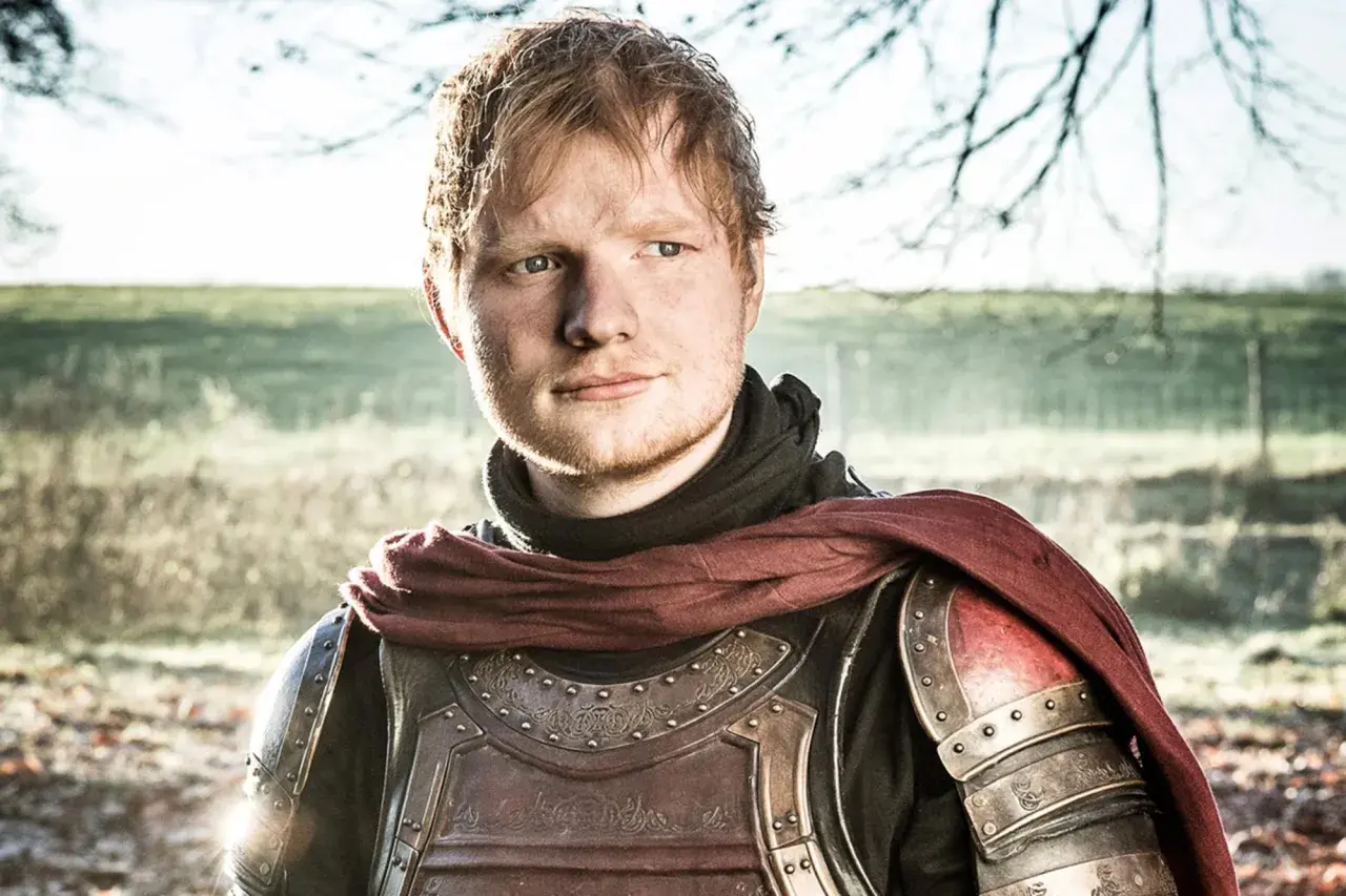 Ed Sheeran w zbroi, jakby z Gry o Tron, pozuje na tle natury.