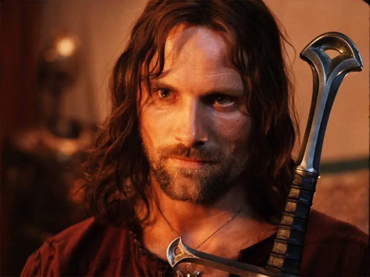 Aragorn, z mieczem w dłoni, gotowy do walki. Władca Pierścieni wersja reżyserska.
