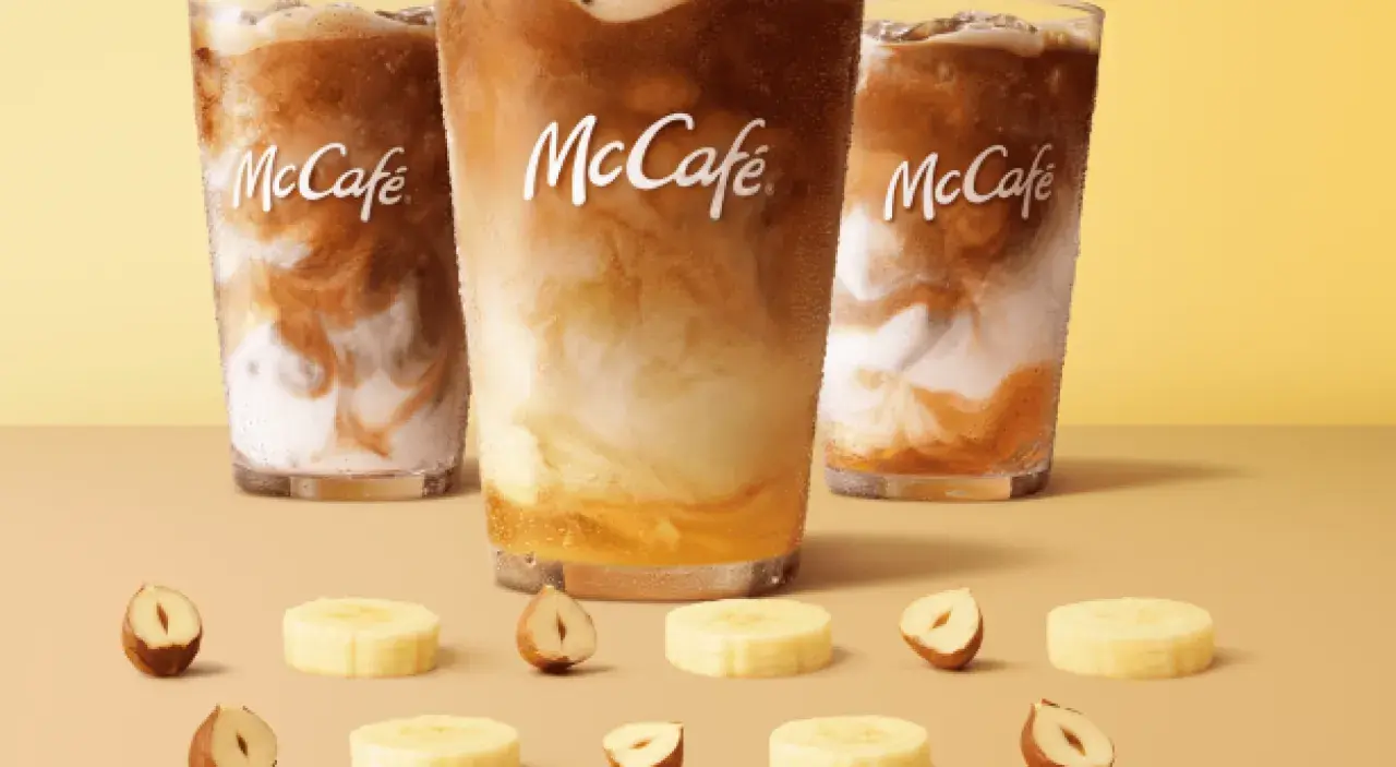 Chcesz wiedzieć, ile kofeiny ma kawa z McDonald's? Na zdjęciu mrożone kawy McCafé z bananem i orzechami laskowymi.