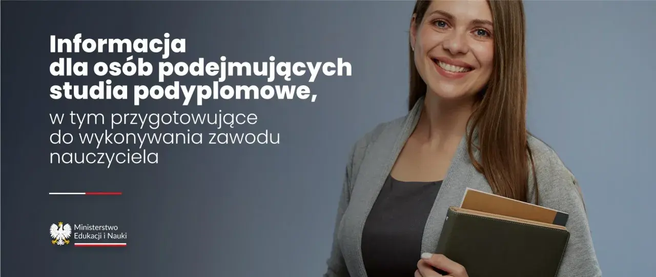 Uśmiechnięta kobieta z notatnikiem. Informacja o tym, co daje studium podyplomowe, w tym przygotowanie do zawodu nauczyciela.