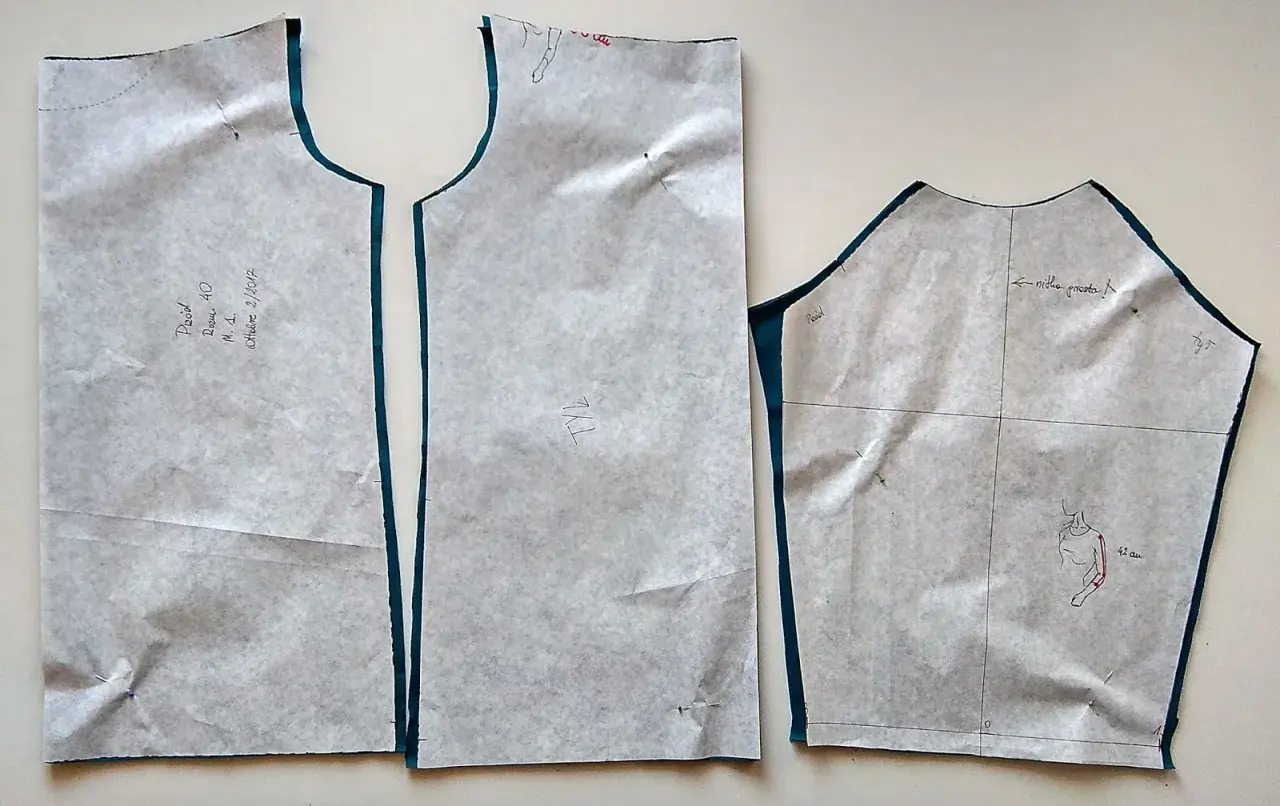 Odmień bluzkę: Jak zrobić dekolt V-neck, łódka? Poradnik!