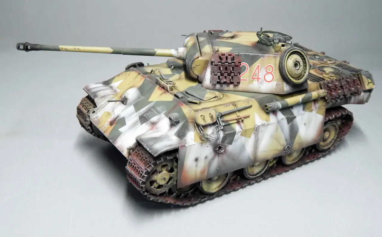 Ein detailgetreues Modell eines Panzers, getarnt in Wintermusterung. Was wäre, wenn dieser Panzer 1946 noch im Einsatz wäre?