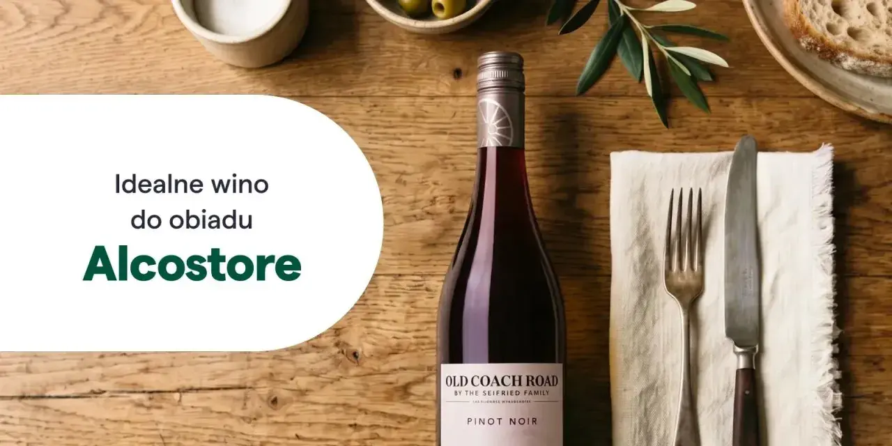 Idealne wino do obiadu? Pinot Noir z Alcostore to doskonały wybór. Na stole butelka wina, sztućce i oliwki.