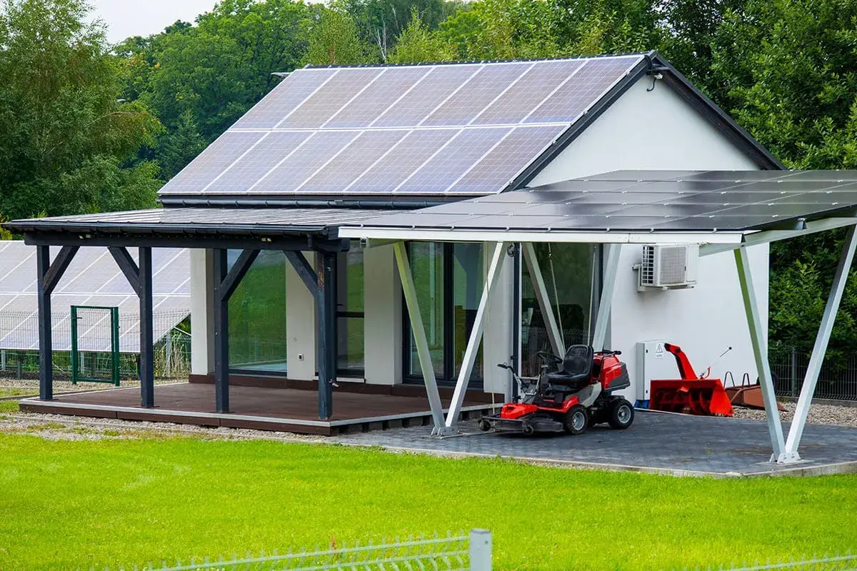 Maison avec panneaux solaires sur le toit et le carport. Un contrat EDF photovoltaïque est en cours pour le changement de propriétaire.