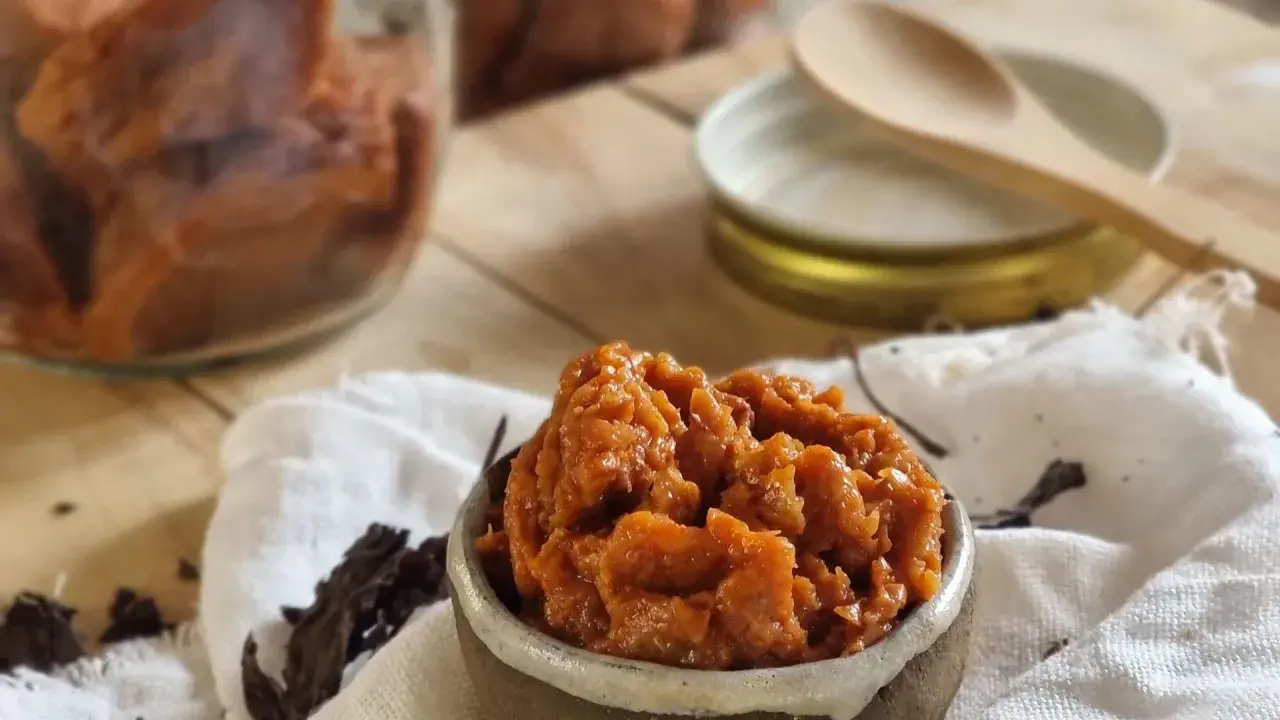 Un vasetto di umeboshi, un alimento fermentato con tanti benefici, pronto per essere gustato.