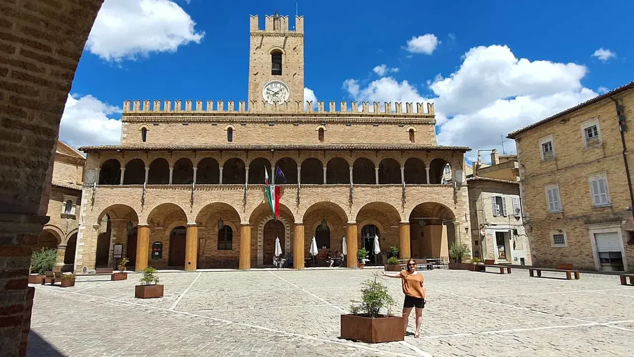 Piazza del Popolo a Offida, con il Palazzo Comunale e la torre dell'orologio. Un luogo incantevole da scoprire.