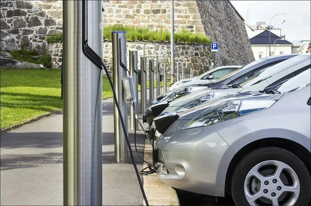 Ile kosztuje przejechanie 100 km samochodem elektrycznym? Zaskakujące dane!