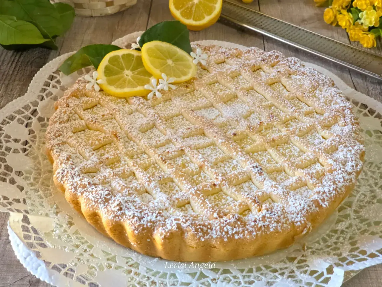 Deliziosa crostata babbaiola con scorze di limone e zucchero a velo, pronta per essere gustata.
