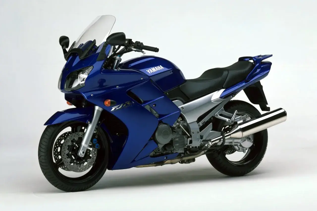 Yamaha FJR 1300 azul, lista para patrullar como una moto de la Guardia Civil.