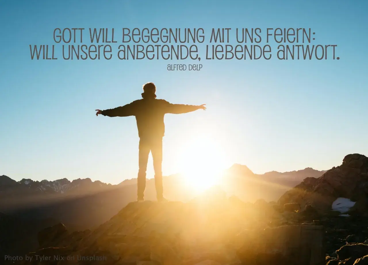 Mann auf Bergspitze mit ausgebreiteten Armen im Sonnenuntergang. Ein Zitat über Gottes Wunsch nach Begegnung, wie in Psalm 113.