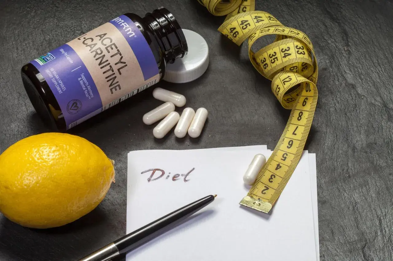 Flasche Acetyl-L-Carnitin, Maßband, Zitrone und Notiz "Diet". Die L-Carnitin Wirkung wird hier für eine Diät dargestellt.