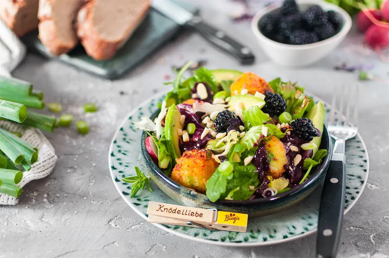 Sommer Rezepte Hauptgericht: Bunter Salat mit Knödeln, Beeren und Avocado. Ein leichtes und frisches Gericht für warme Tage.