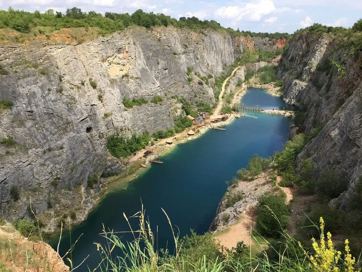 Ein atemberaubender Blick auf den Steinbruch Velká Amerika mit seinen tiefblauen Seen und steilen Felswänden.