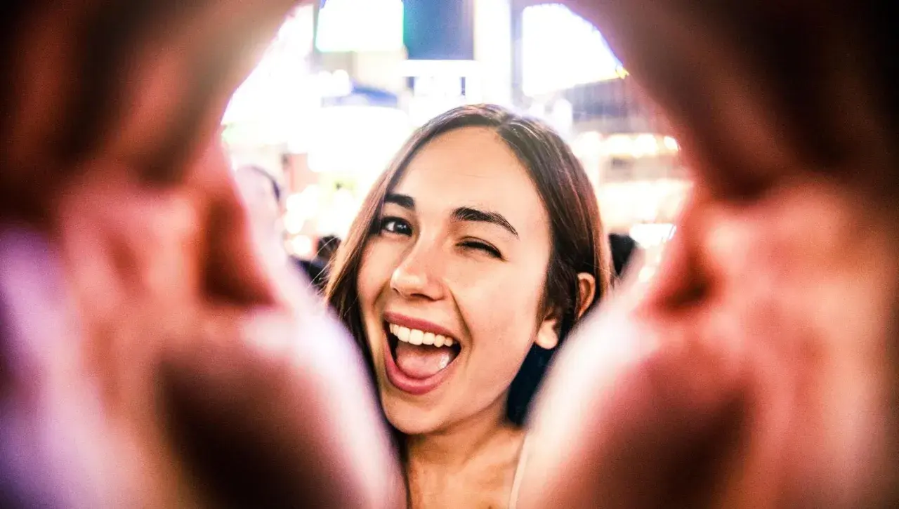 Un sorriso contagioso e un occhiolino: ecco come piacere alle persone. La gioia è il segreto per connettersi.