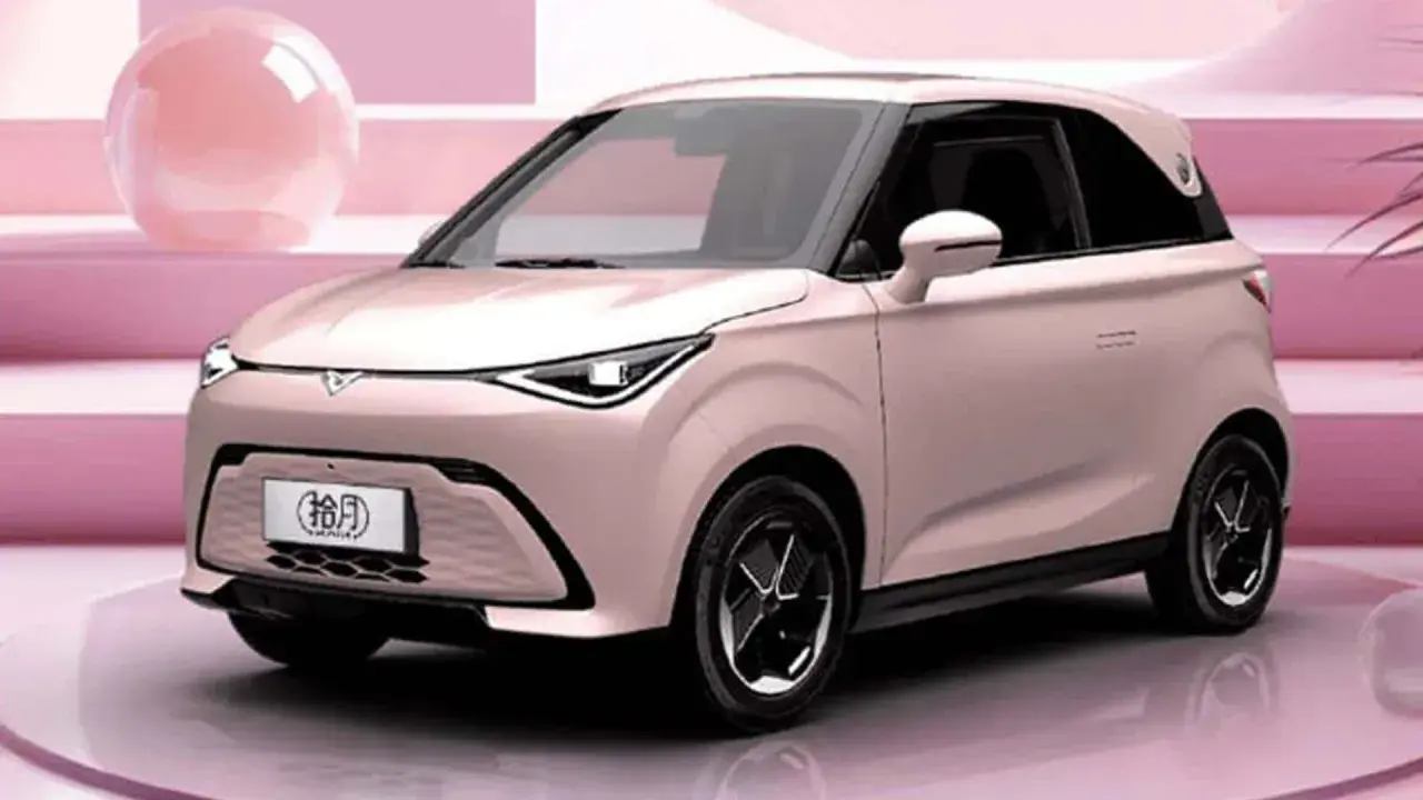 Un'elegante auto elettrica cinese color rosa pastello, con un design moderno e compatto, pronta a conquistare le strade.