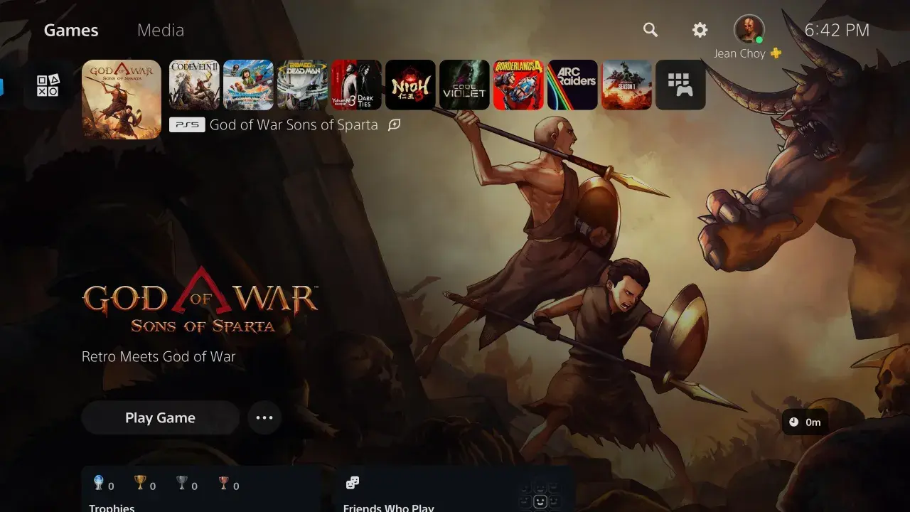 Nowy God of War: Sons of Sparta na ekranie PS5. Dwóch wojowników walczy z potworem.