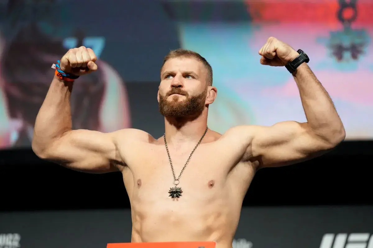 Jan Błachowicz, wojownik wagi lekkiej UFC, napina bicepsy na ważeniu.