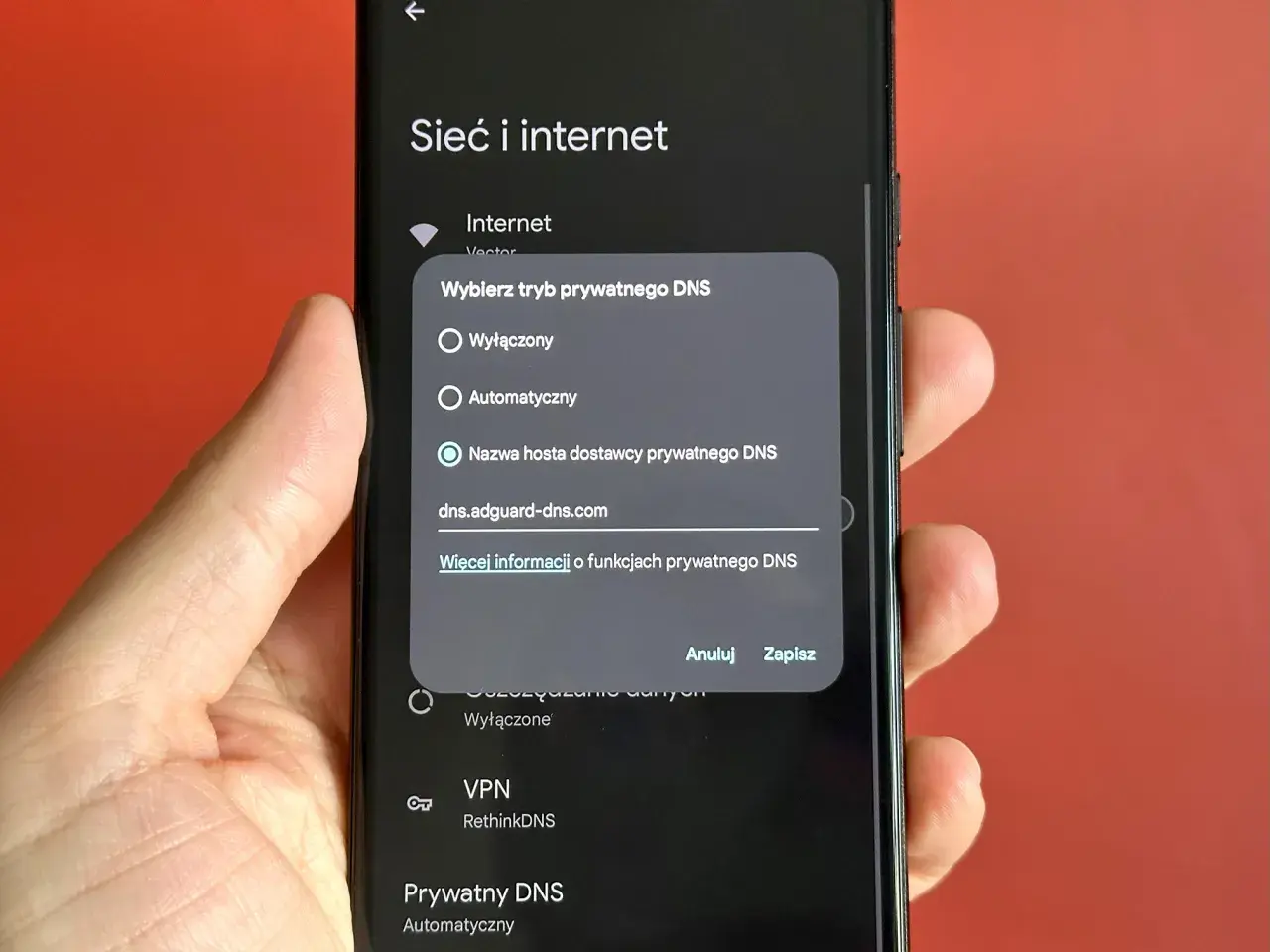 Ustawienia prywatnego DNS na telefonie, aby wyłączyć reklamy w grach. Wpisz dns.adguard-dns.com.