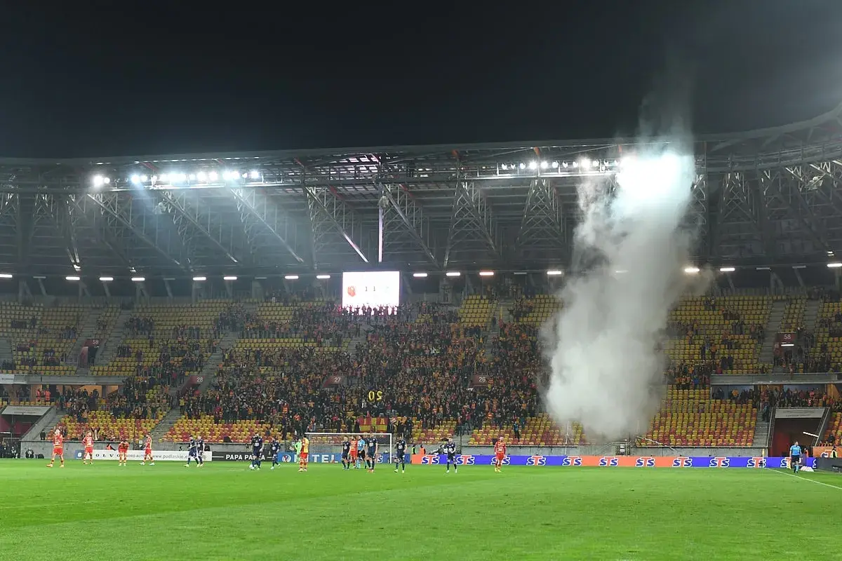 Dym z rac zasnuwa trybuny stadionu, gdzie kibice dopingują swoją drużynę. Czy to najgorszy klub na świecie, czy tylko zły dzień?