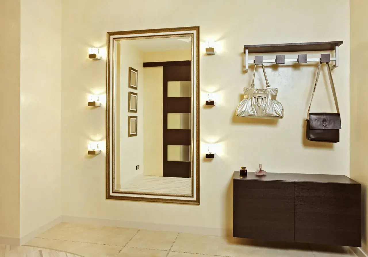 Lustro naprzeciwko drzwi: pech w feng shui? Jak to naprawić?