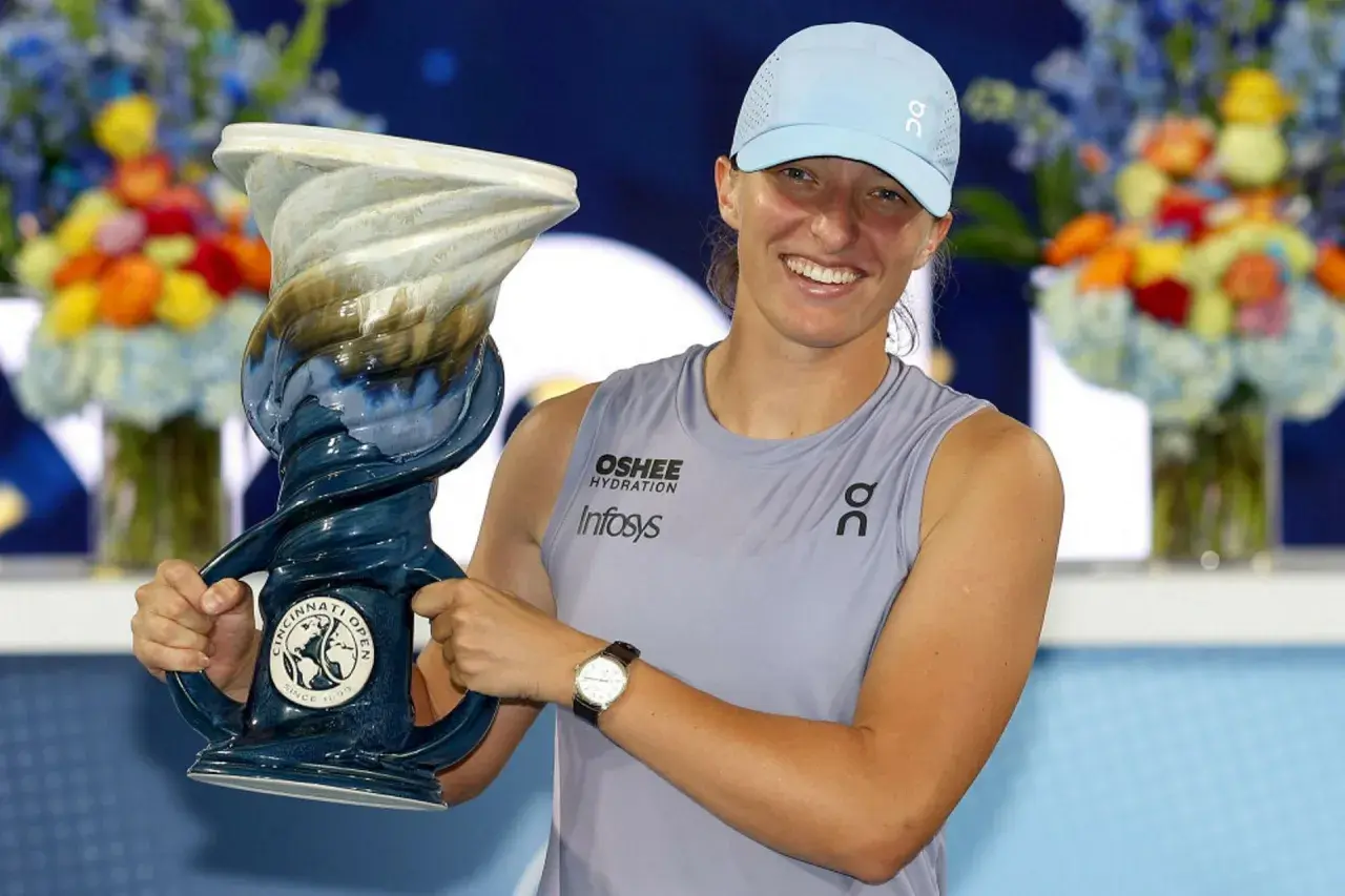 Uśmiechnięta tenisistka z pucharem Cincinnati Open, symbol triumfu i potencjalnie kolejny krok w kierunku WTA ranking wszechczasów.