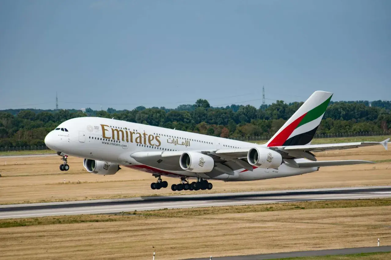 Emirates A380 z bagażem rejestrowanym startuje z pasa.