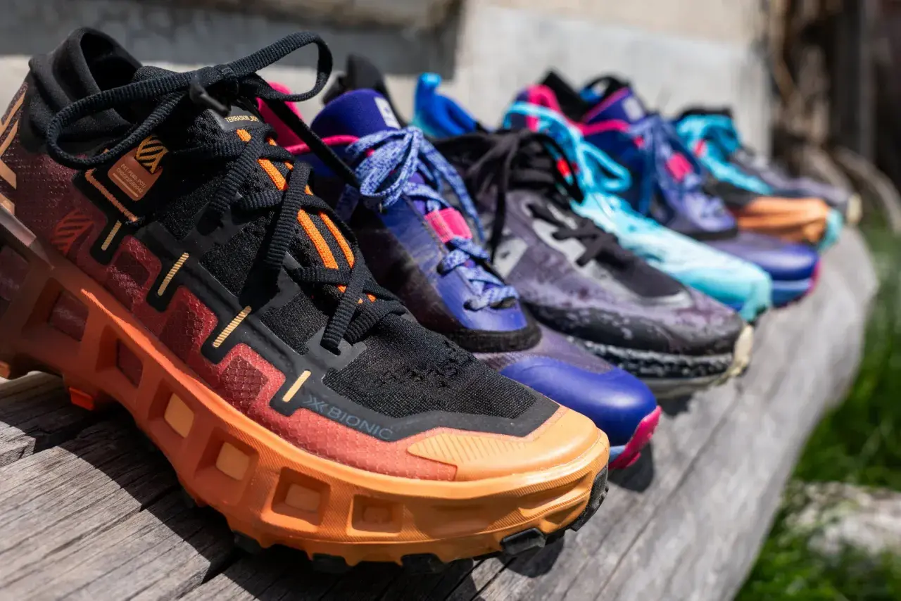 Une rangée de chaussures de trail hiver colorées, prêtes pour l'aventure.