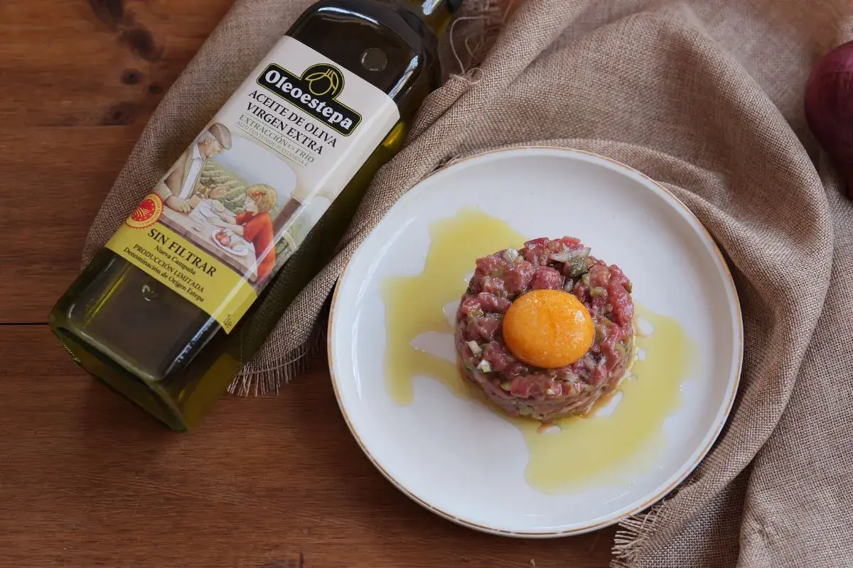 Steak tartar receta original, con yema de huevo y aceite de oliva virgen extra Oleoestepa.