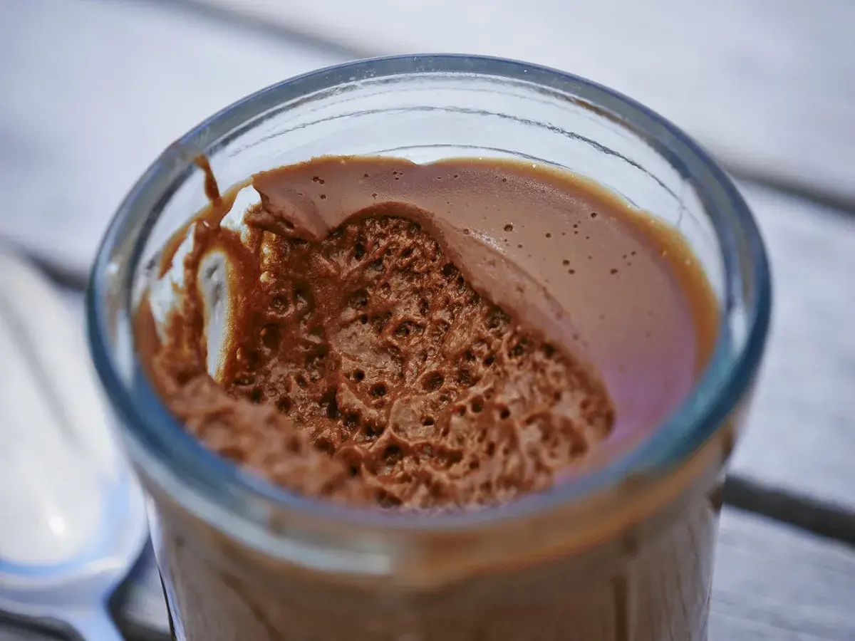 Une délicieuse mousse au chocolat à tomber par terre, servie dans un verre, avec une texture aérienne et gourmande.