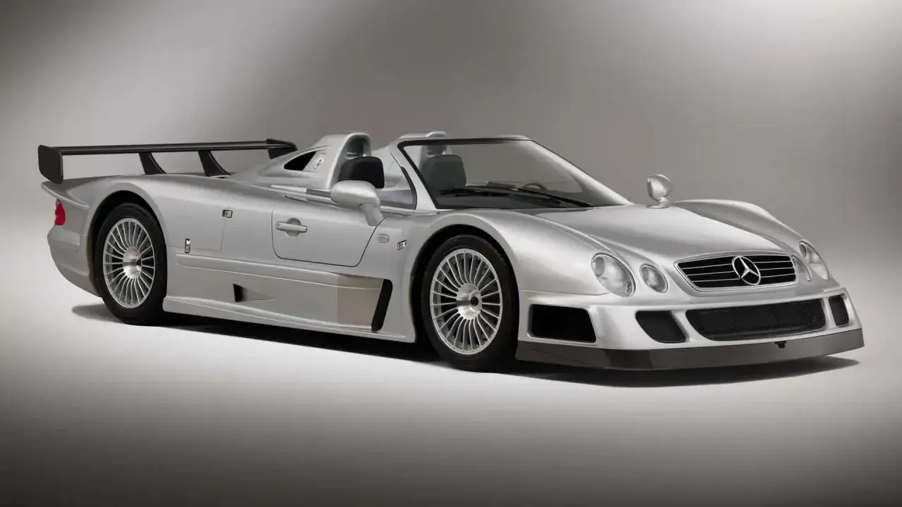 Un Mercedes CLK GTR plateado, un coche de ensueño. Su precio es elevado, pero su diseño es icónico.