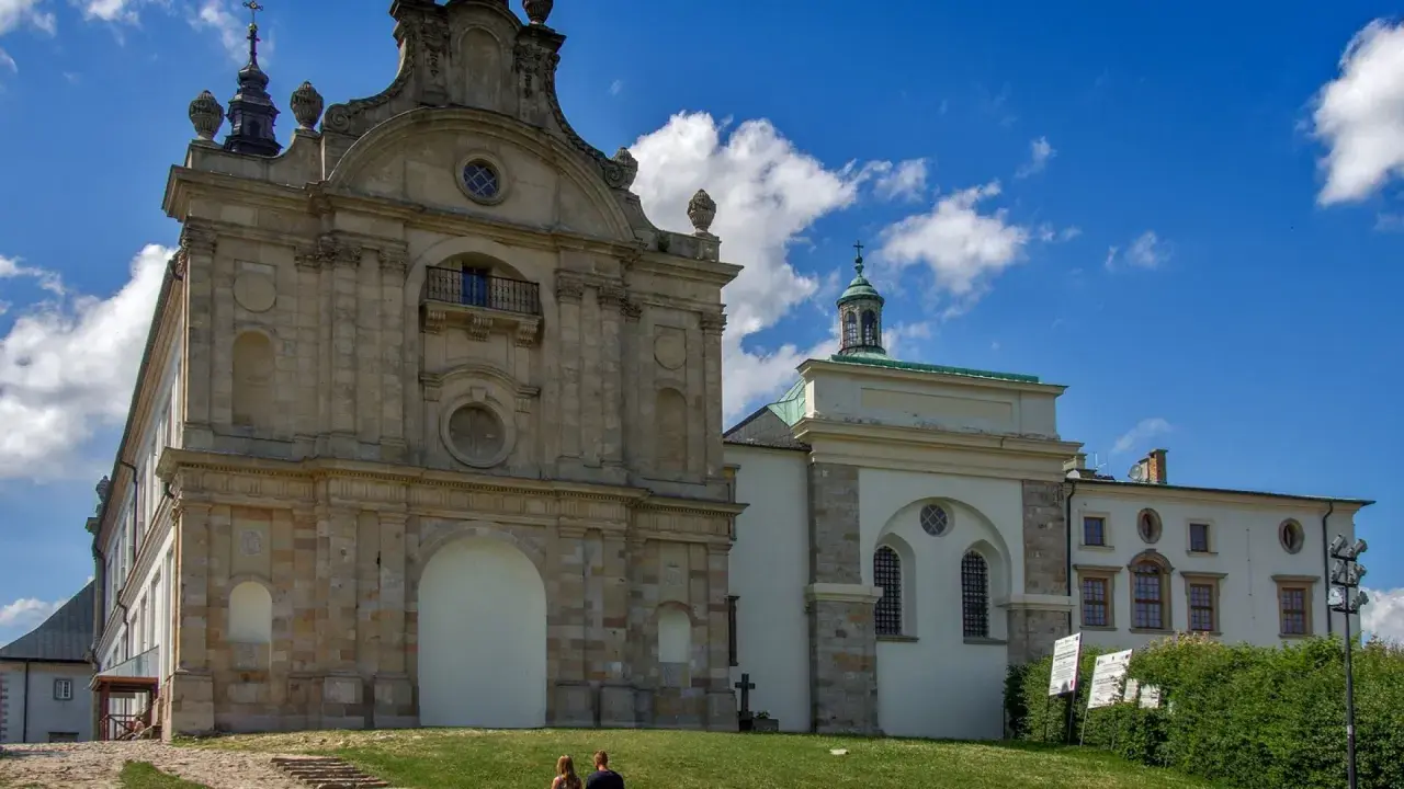 Para, gdzie jest Łysa Góra? To klasztor na Świętym Krzyżu, z piękną architekturą i widokiem na okolicę.
