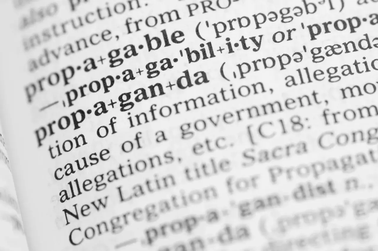 Diccionario con palabras difíciles en español como "propaganda" y "propagable", mostrando sus definiciones y etimologías.