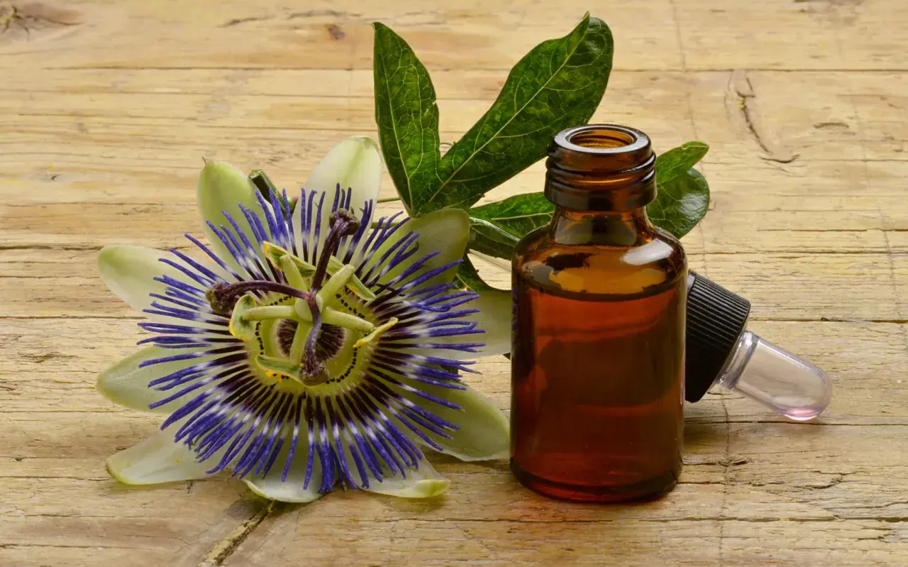 Fiore di passiflora e boccetta di tintura madre, per scoprire le sue proprietà benefiche.