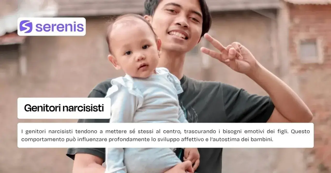 Un padre sorride tenendo in braccio un bimbo. Testo: "Genitori narcisisti". Impara come difendere un figlio da un padre narcisista.