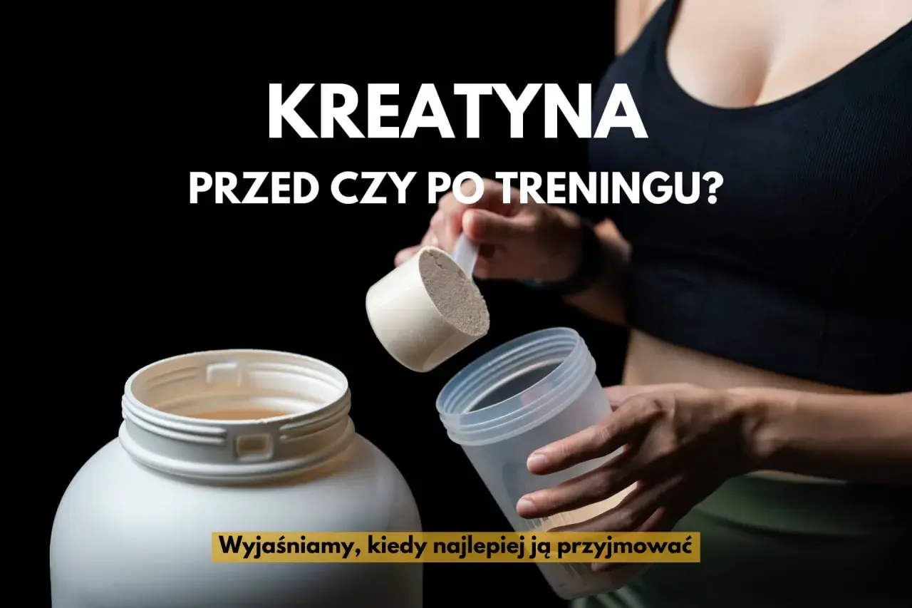 Kreatyna przed czy po treningu? Dłonie przygotowują porcję suplementu z dużego opakowania do shakera. Wyjaśniamy, kiedy najlepiej ją przyjmować.