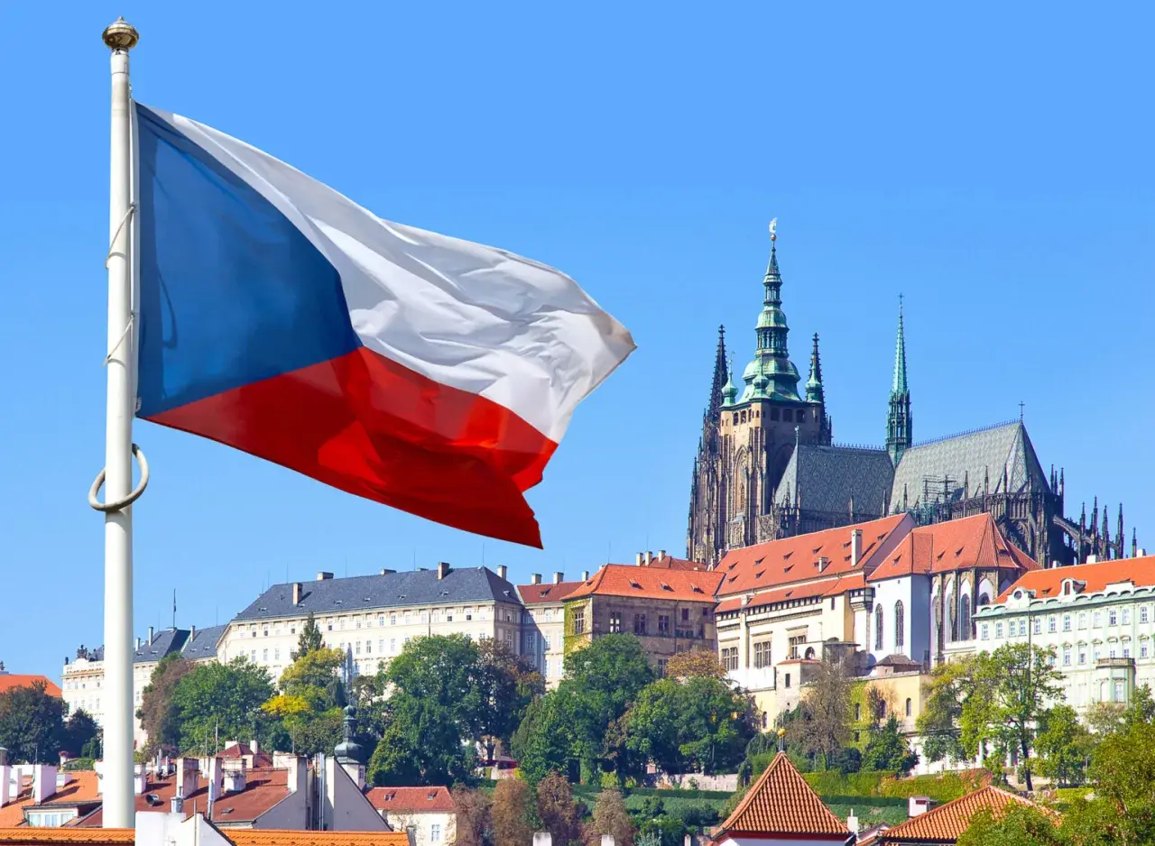 Flaga Czech powiewa na tle praskiego zamku, symbolu tego, z czego słyną Czechy: historii, architektury i pięknych widoków.