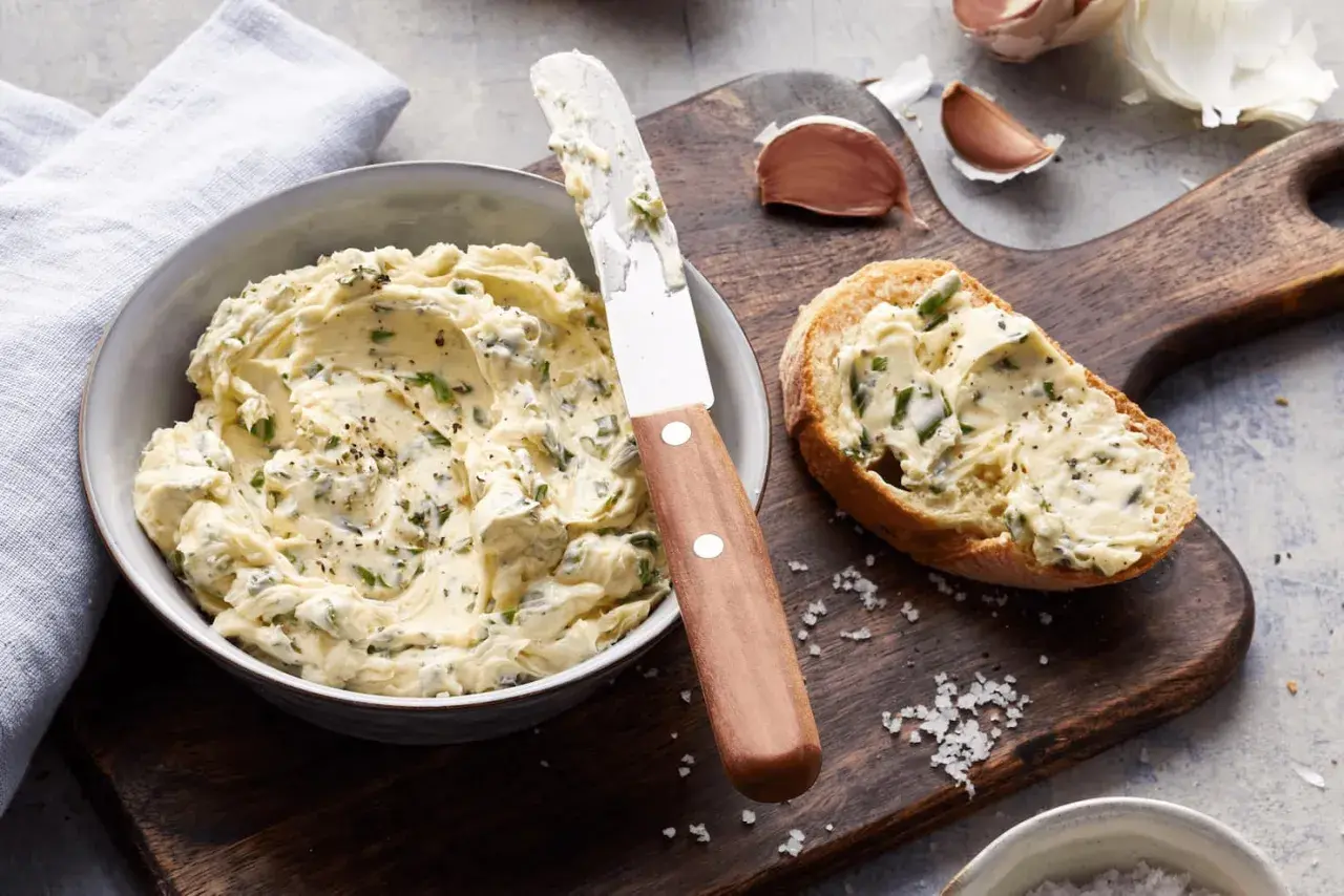 Knoblauchbutter rezept: cremige Butter mit Kräutern und Knoblauch, auf Brot gestrichen. Perfekt für Baguette!