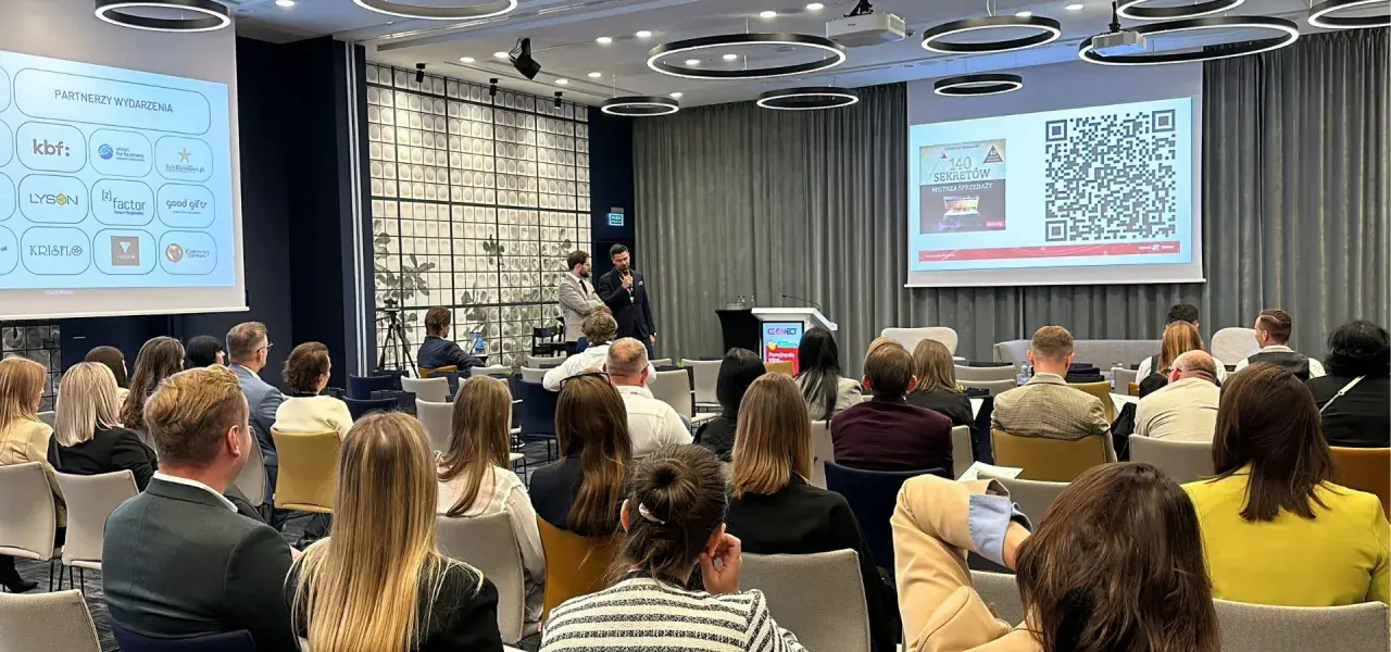 Na sali konferencyjnej trwa szkolenie. Prelegenci przemawiają do zgromadzonej publiczności. Idealne imprezy na które wynajmujemy fotografa, by uwiecznić ważne momenty.