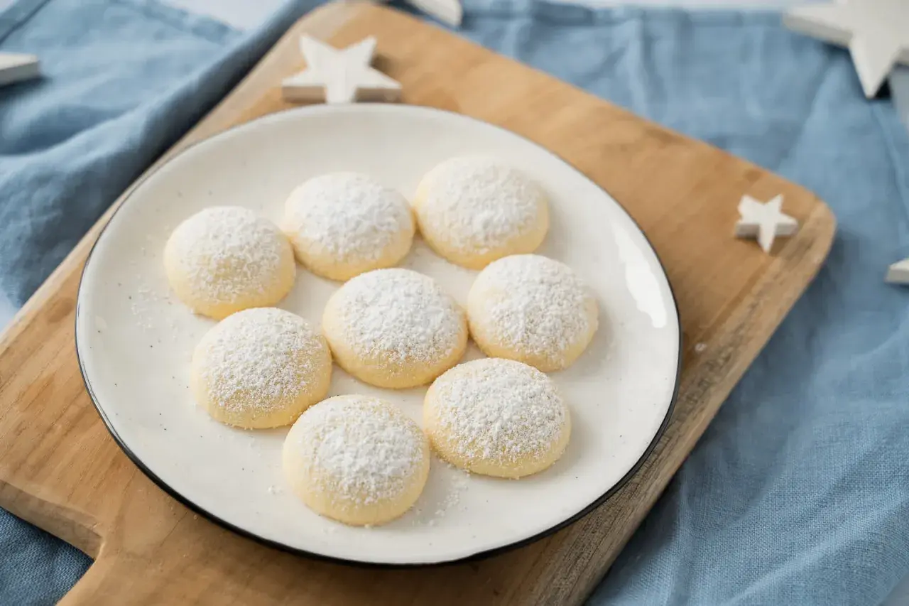 Zarte Butterkekse, bestäubt mit Puderzucker, warten auf das nächste Butterkekse Rezept.