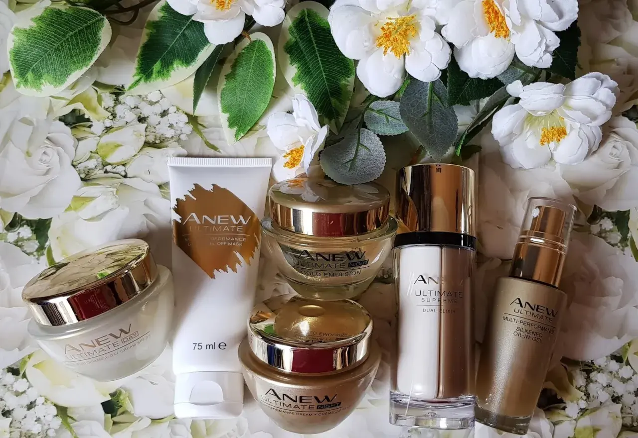 Zestaw kosmetyków Anew Ultimate, by Twoja skóra odżyła anew. Kremy, serum i maska w złotych opakowaniach.