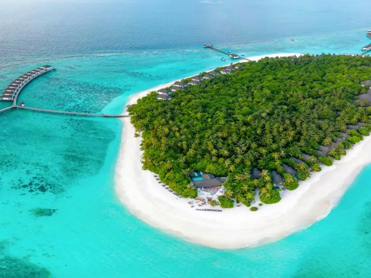Traumhafte Insel mit tropischer Vegetation, weißen Sandstränden und Overwater-Bungalows. Robinson Noonu lädt zum Entspannen ein.