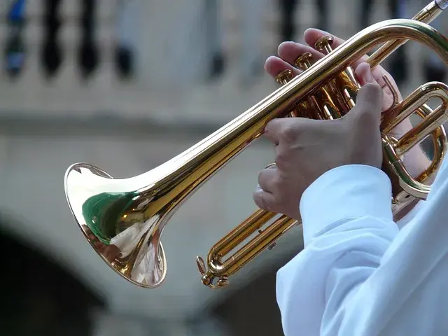 Trąbka jazzowa: odkryj jej rolę, techniki i znanych artystów
