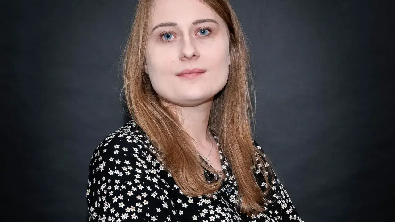 Kinga Wójcik w czarnej bluzce w białe kwiatki, część serii o Lenie Rudnickiej.