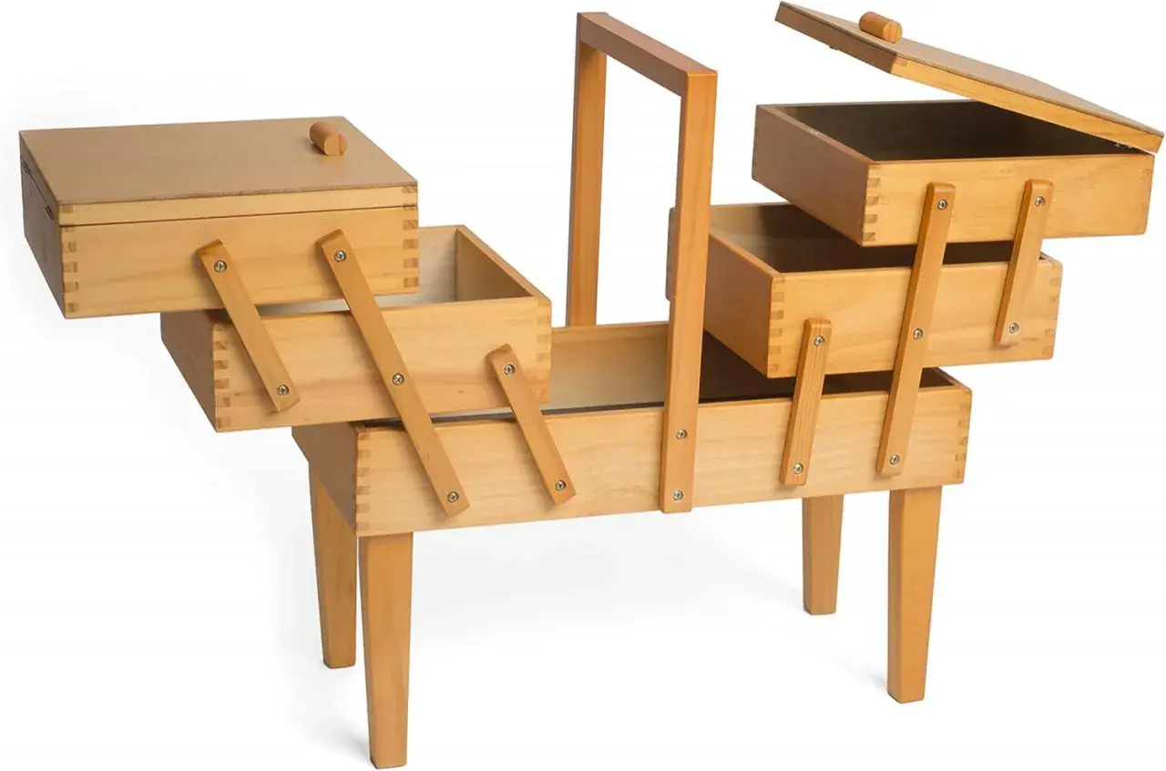 Un costurero madera grande con múltiples compartimentos y patas, ideal para organizar hilos, agujas y otros accesorios de costura.