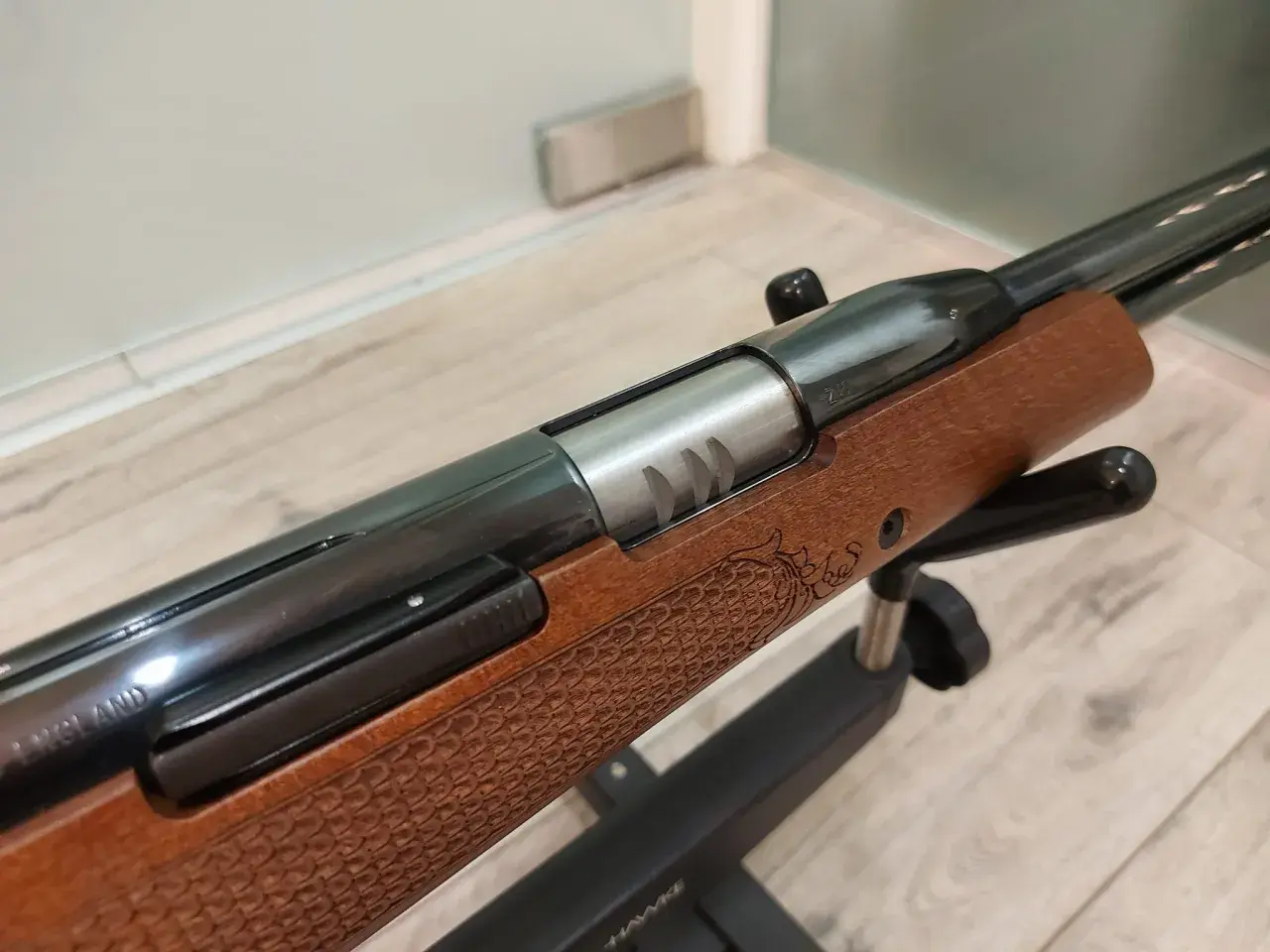 Elegancka wiatrówka Air Arms TX200 z drewnianą osadą, zdobioną grawerem smoka. Precyzja i styl w każdym detalu.