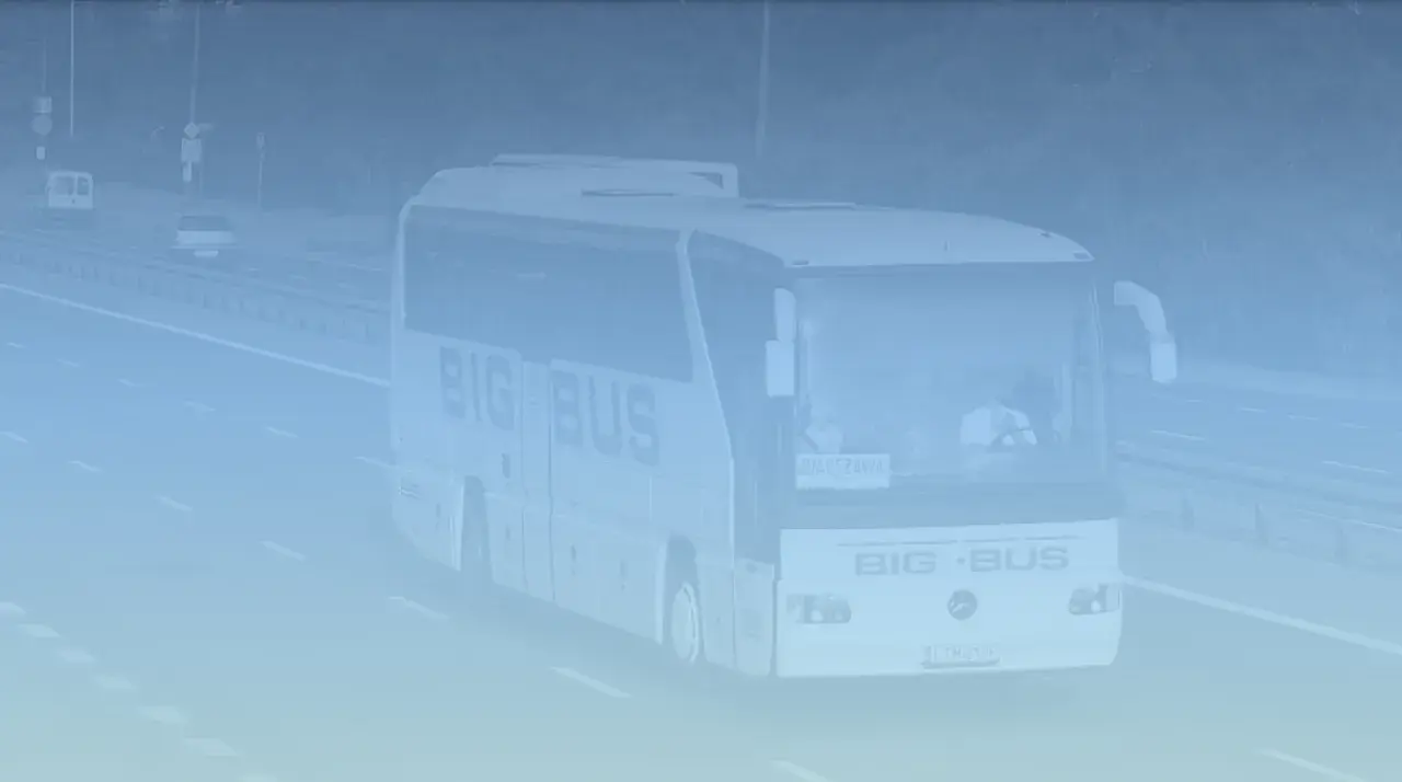 Biały autokar BIG BUS z napisem "WARSZAWA" na trasie. Sprawdź max bus Zamość Warszawa rozkład jazdy.