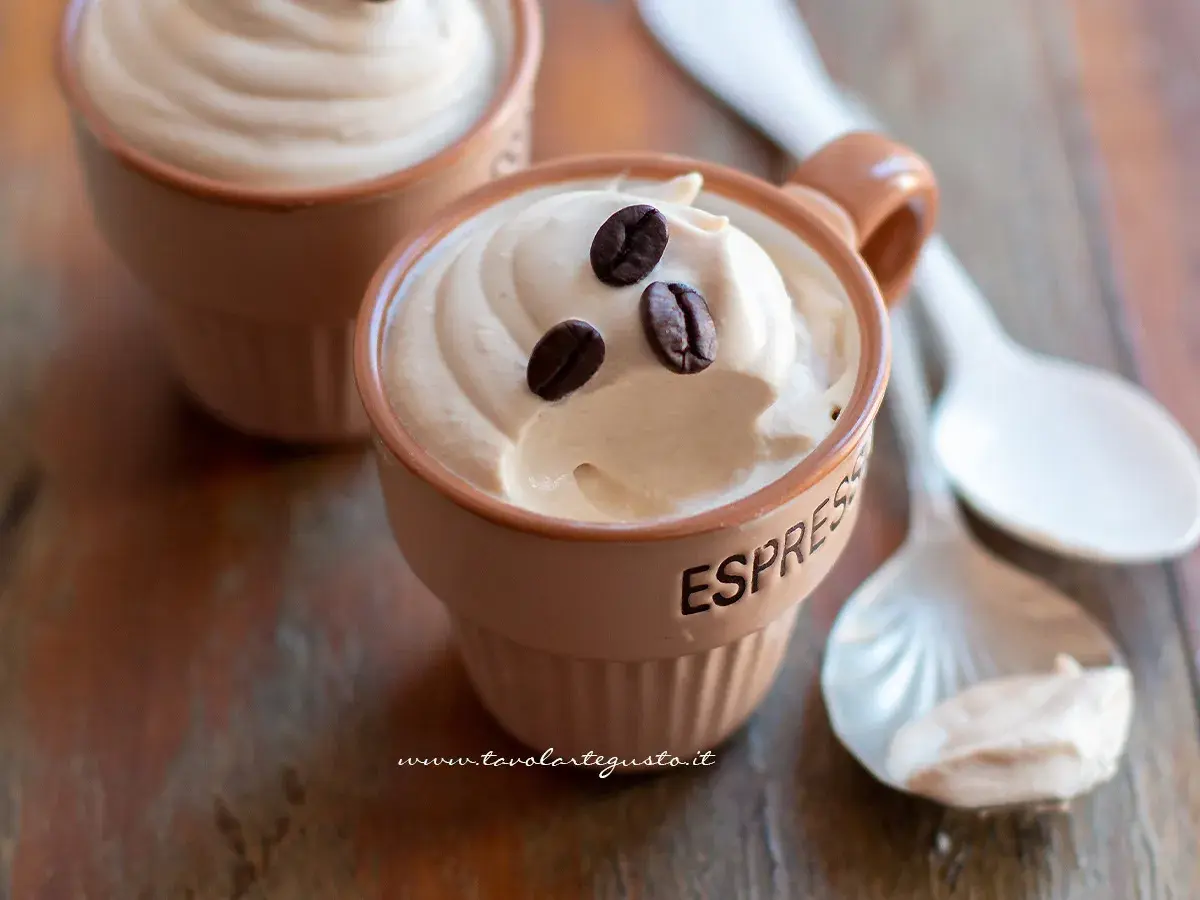 Deliziosa crema caffè fredda in tazzine, guarnita con chicchi di caffè. Perfetta per una pausa rinfrescante.