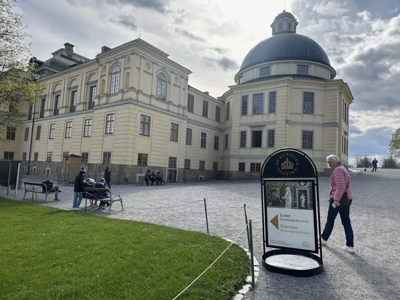 Besökare vid Drottningholms Slott, en plats känd för sin vackra arkitektur och historiska betydelse, kanske till och med Drottningholms opera.