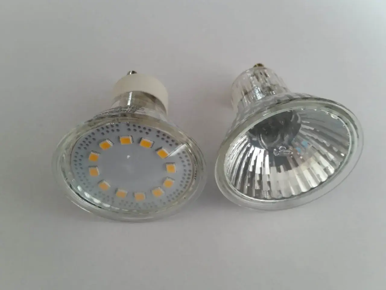 Eine Halogenlampe neben einer modernen LED-Lampe. Probleme beim Halogen durch LED ersetzen sind oft die Kompatibilität.