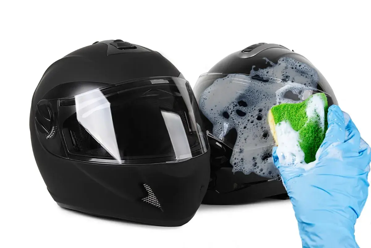 Guante azul limpia casco de moto negro con esponja y espuma. ¡Como si saliera del lavavajillas!